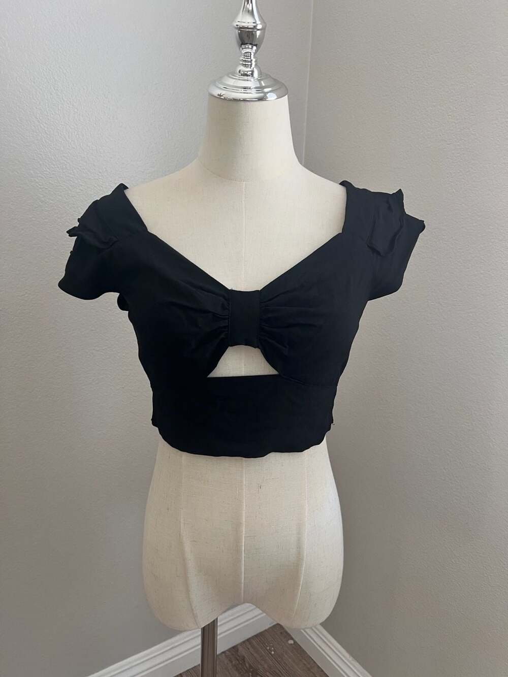 Bar III Black Scoop Neck Flutter Sleeve Solid Crop Top Size 4